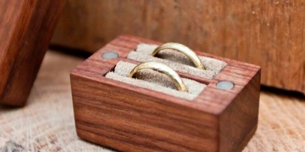 ¿Dónde llevar los anillos de boda al altar? 5 ideas originales	